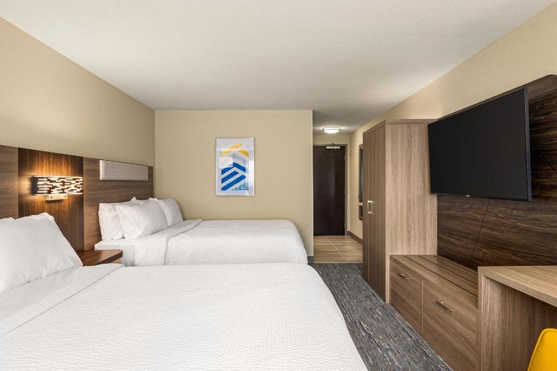 Standard Queen Room with Two Queen Beds image 1
