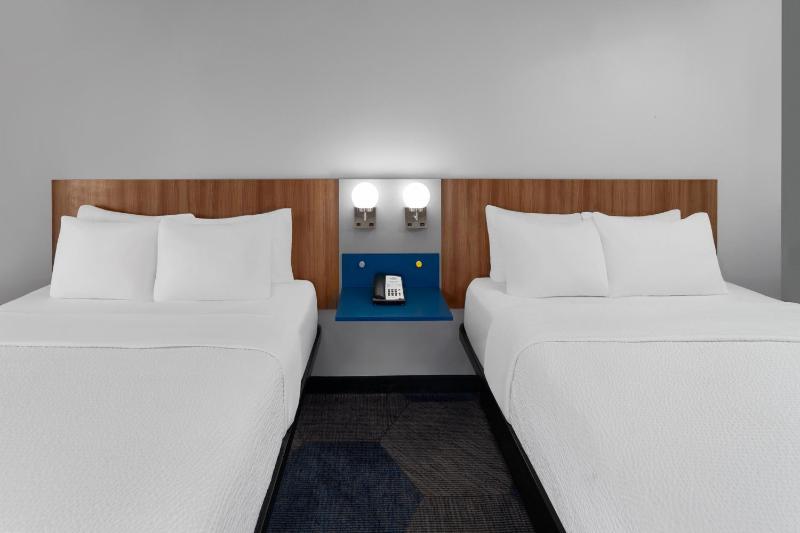 Queen Room with Two Queen Beds - Non-Smoking image 3