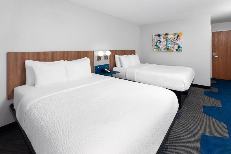 Queen Room with Two Queen Beds - Non-Smoking image 4
