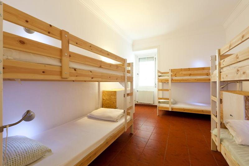 Bed in 6-Bed Mixed Dormitory Room image 1