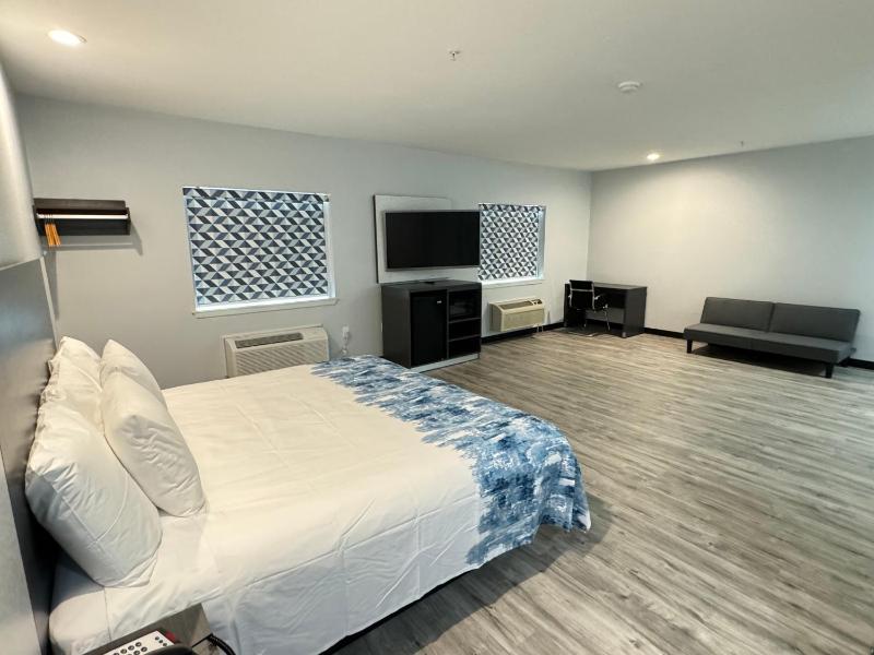 King Suite with Spa Bath image 3