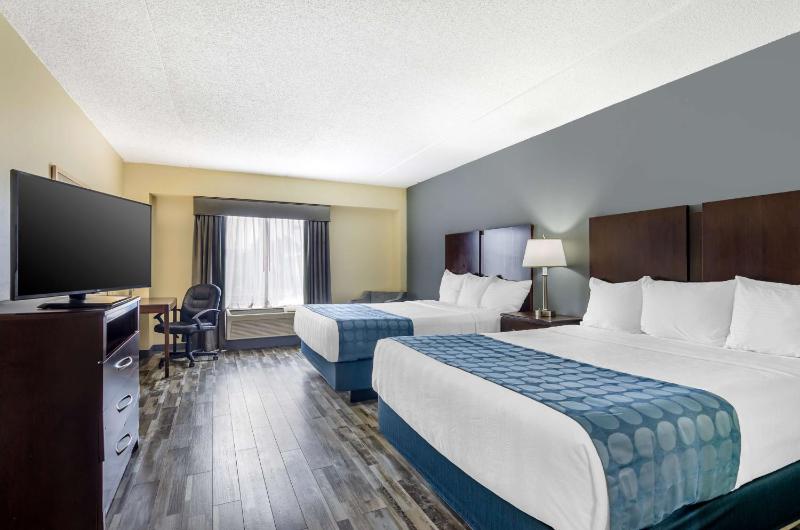 Queen Room with Two Queen Beds image 2