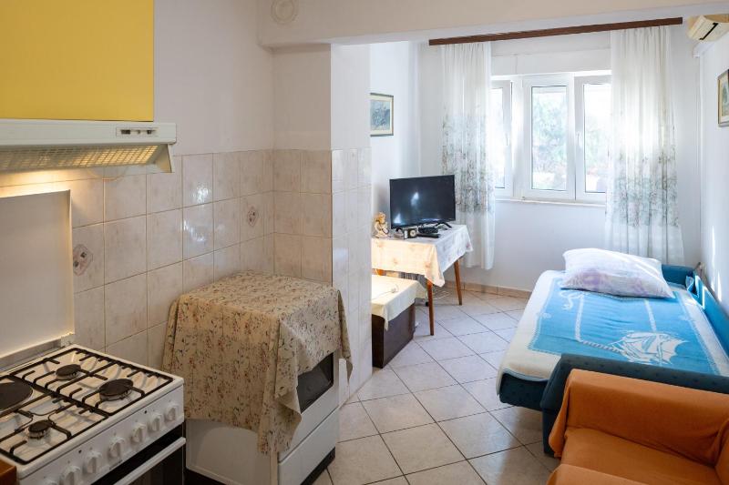 Three-Bedroom Apartment with Balcony and Sea View image 1