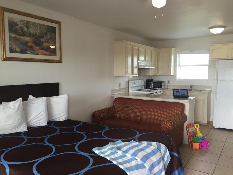 Two-Bedroom Queen Suite - Disability Access image 3