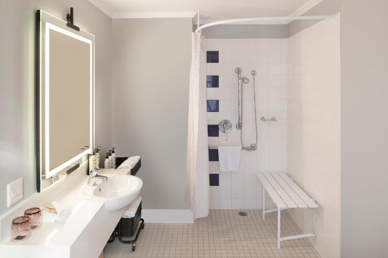 Classic Queen Room - Accessible image 4