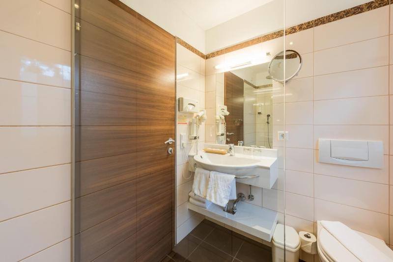 Superior Double Room with Free Underground Parking image 1