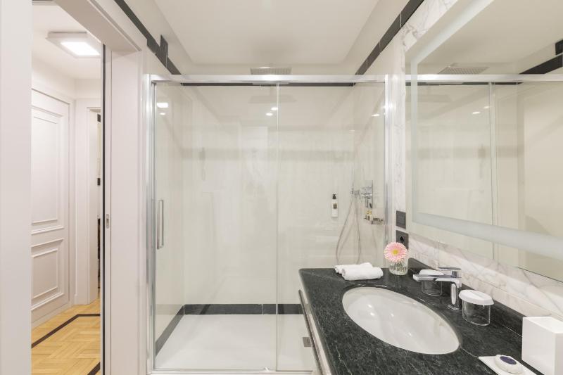 Standard Double or Twin Room image 4