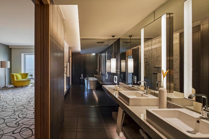 Luxury King Room with Club Access and Burj Khalifa View  image 2