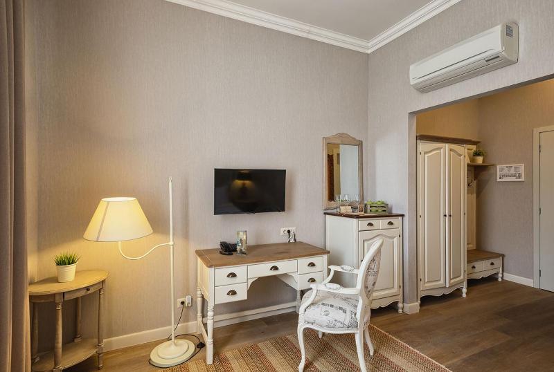 Deluxe Double Room image 3