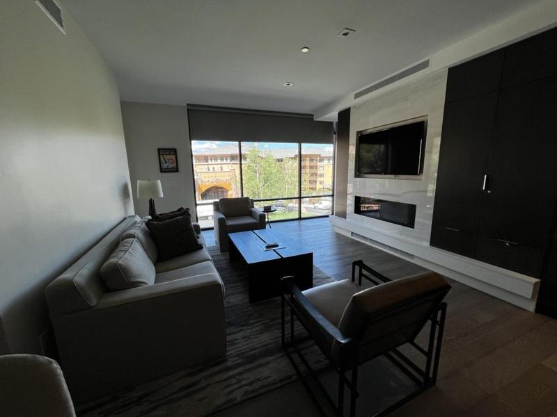 Luxury 2 Bedroom Ski in Ski Out condo - image 8
