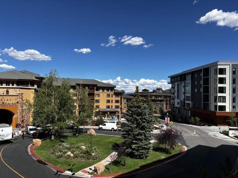 Luxury 2 Bedroom Ski in Ski Out condo - image 11
