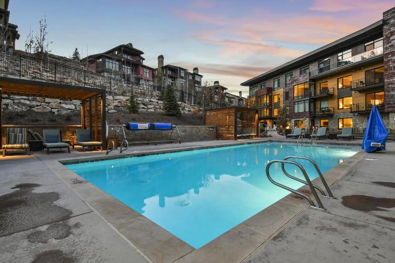 Luxury 2 Bedroom Ski in Ski Out condo - image 5