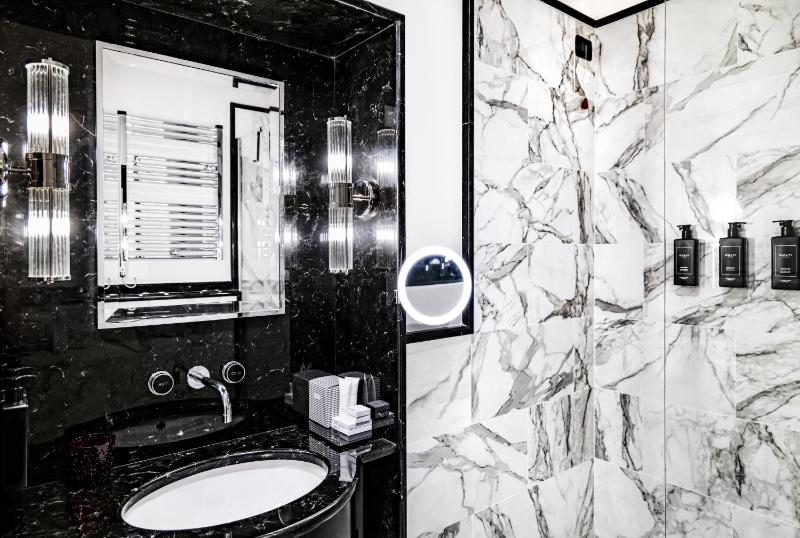 Superior Double Room with View image 4