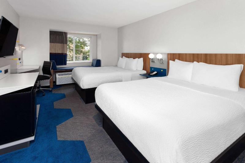Queen Room with Two Queen Beds - Non-Smoking image 1