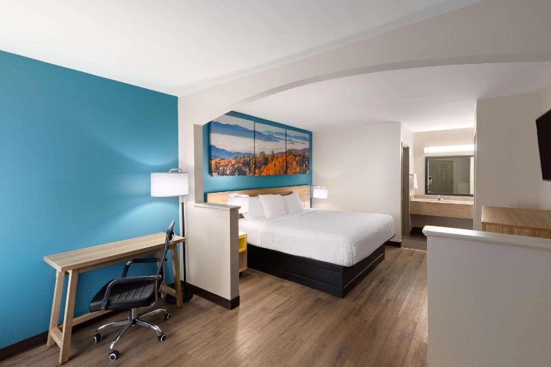 King Room - Non-Smoking image 3
