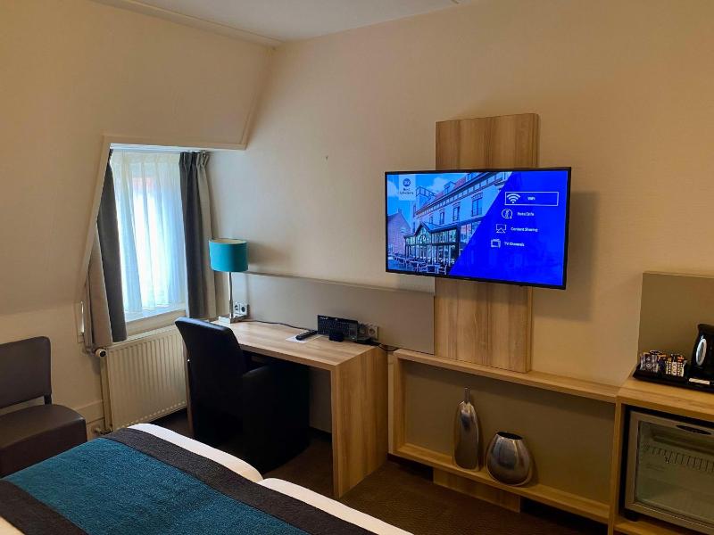 Standard Twin Room image 4
