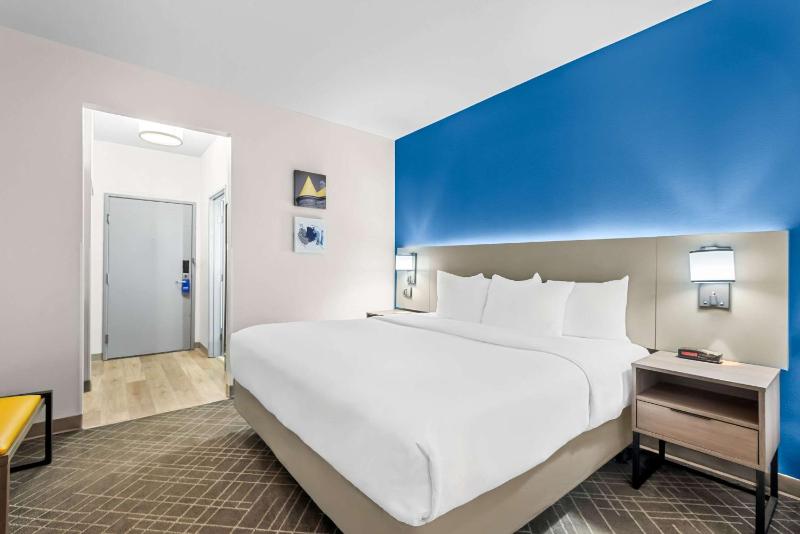 King Suite - Non-Smoking image 3