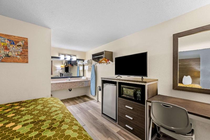 King Room - Non-Smoking image 3