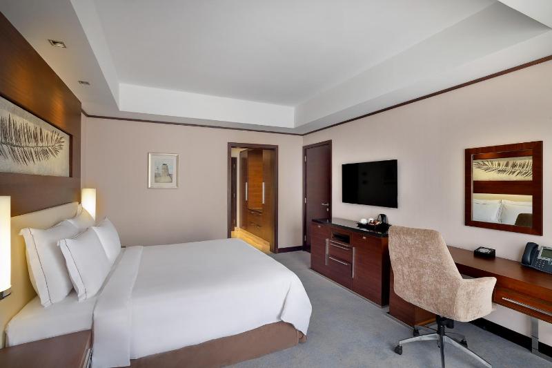Superior King Room image 3