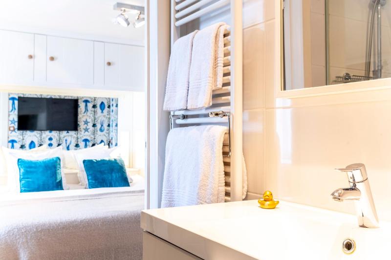 Double or Twin Room with Sea View image 4