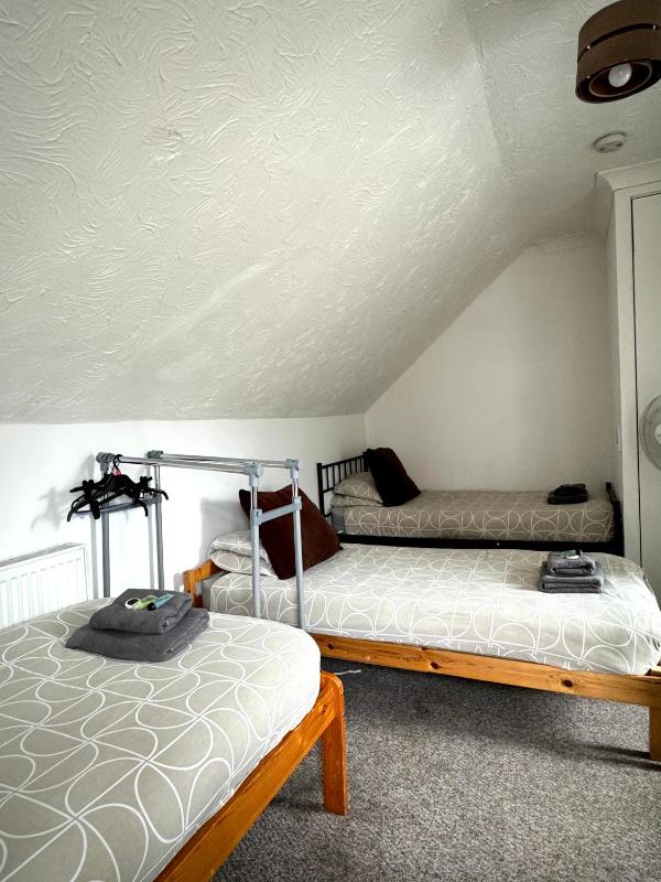 Economy Triple Room image 1