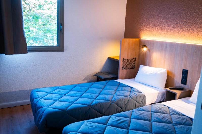 Twin Room image 3