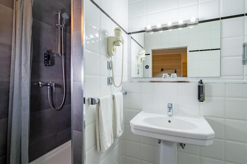 Standard Double Room image 3
