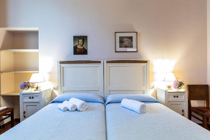 Double or Twin Room with Shared Bathroom image 1