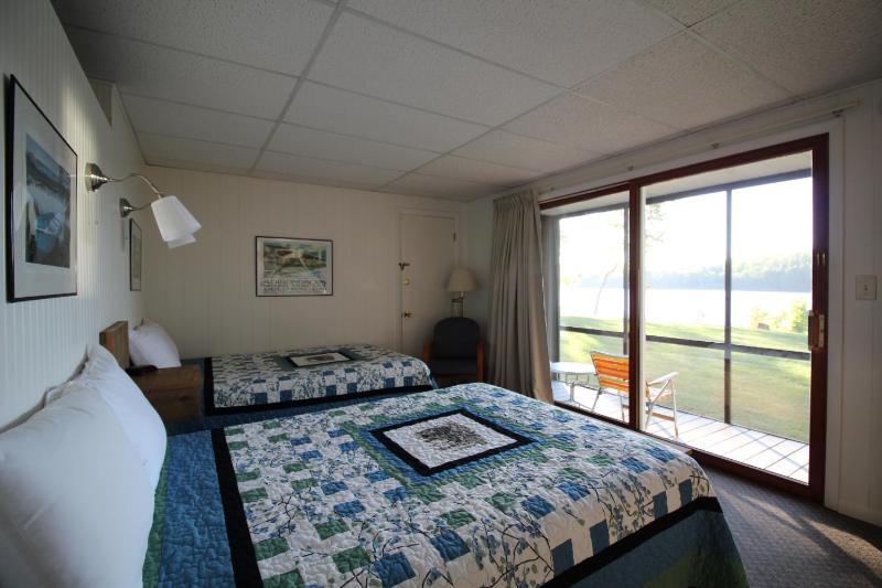 Quadruple Room with Lake View image 4