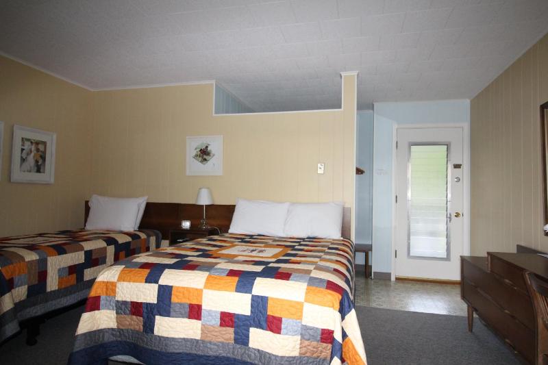 Triple Room with Lake View image 3