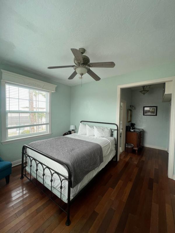 Deluxe Queen Room image 3