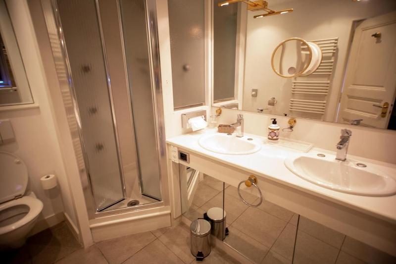 Deluxe Double Room image 2