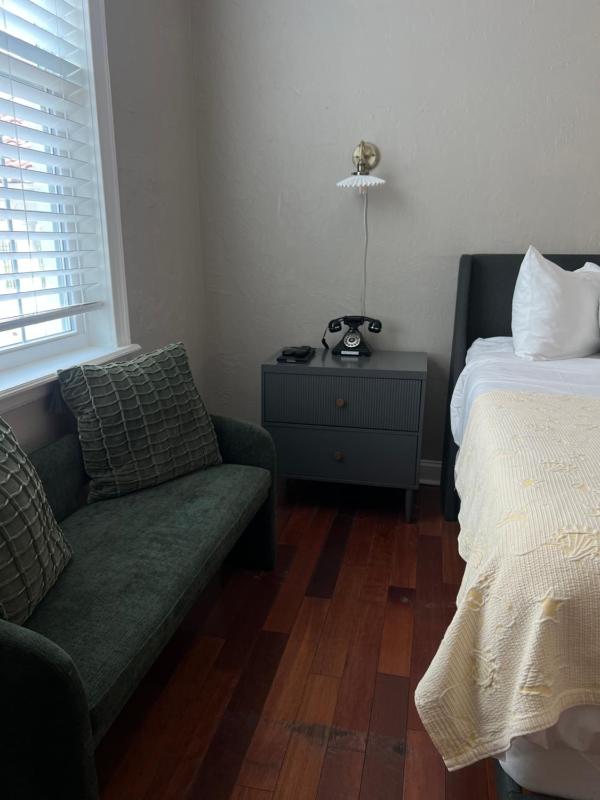 Deluxe Queen Room image 2