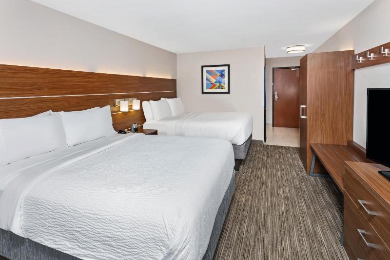 Standard Room with Two Queen Beds image 4