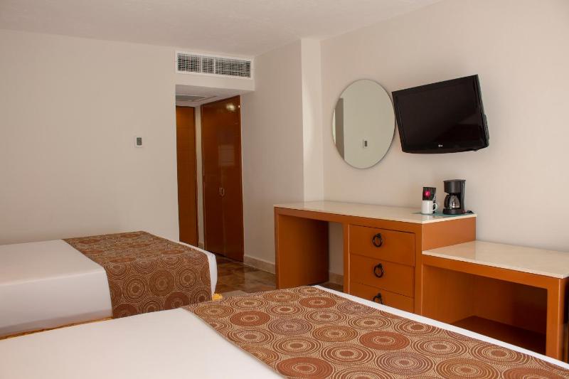 Plaza Pelicanos Club Beach Resort All Inclusive - image 2
