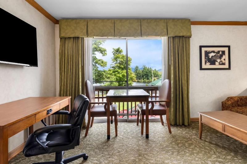 Queen Suite with Two Queen Beds and Sofa Bed - Balcony image 3