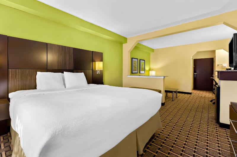 King Suite with Sofa Bed image 3