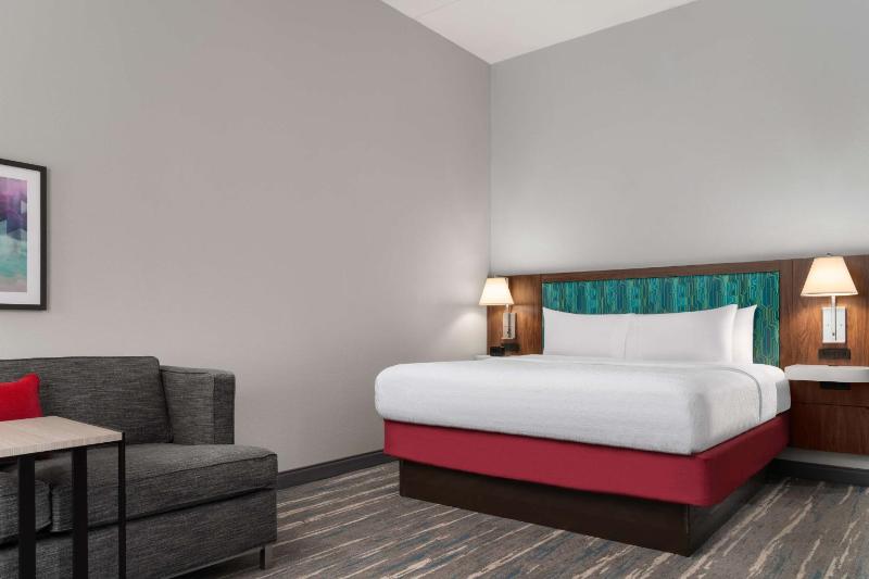King Room with King Bed - Non-Smoking image 3