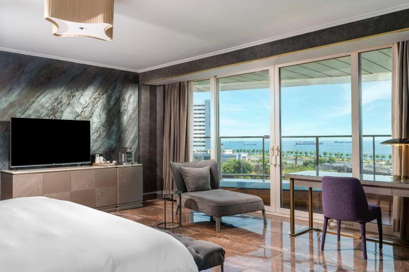 Suite with Balcony and Sea View image 3