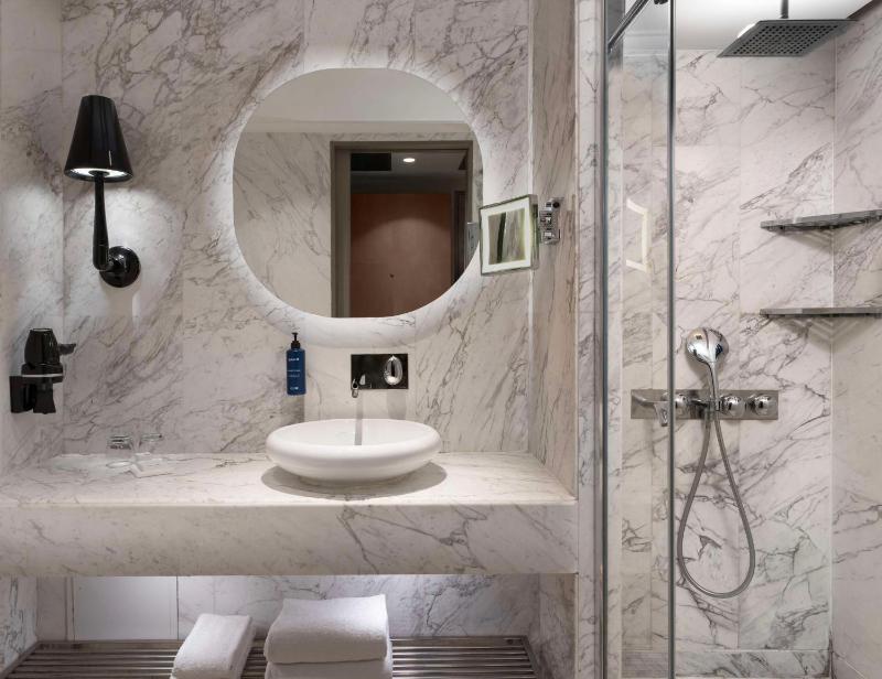 Premium Room with Balcony and Garden View image 4