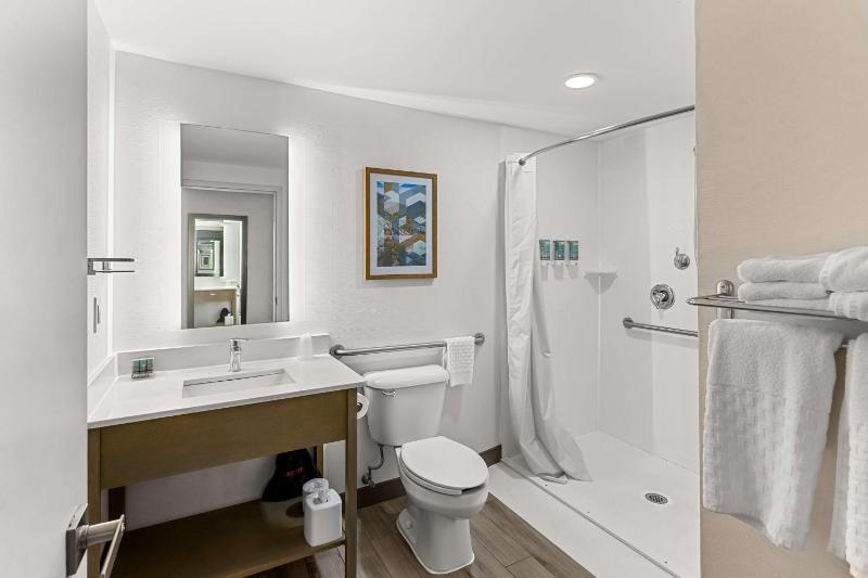 Double Room with Two Double Beds and Mobility Accessible Roll-In Shower image 2
