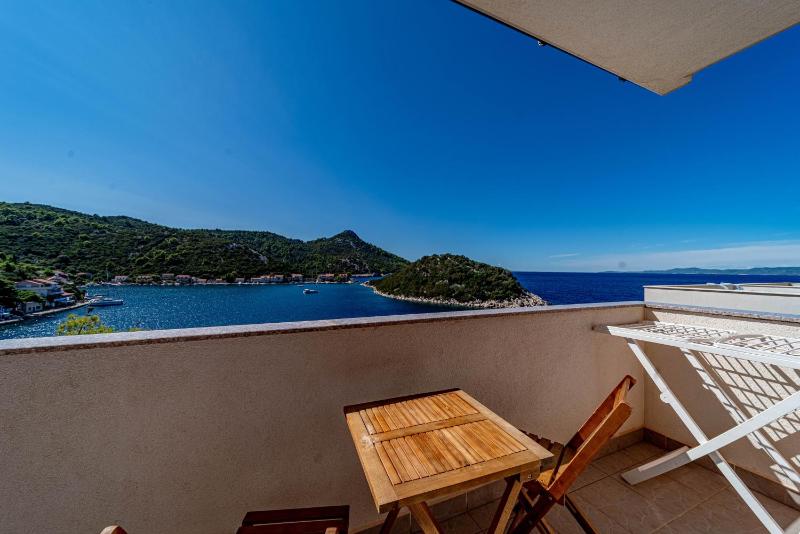 Two-Bedroom Apartment with Balcony and Sea View image 4