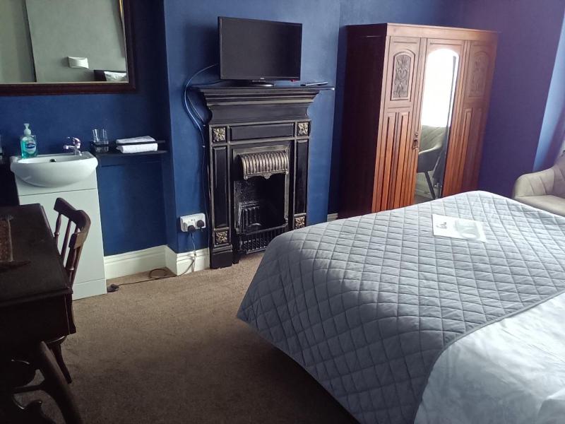 Double Room with Private External Bathroom image 1