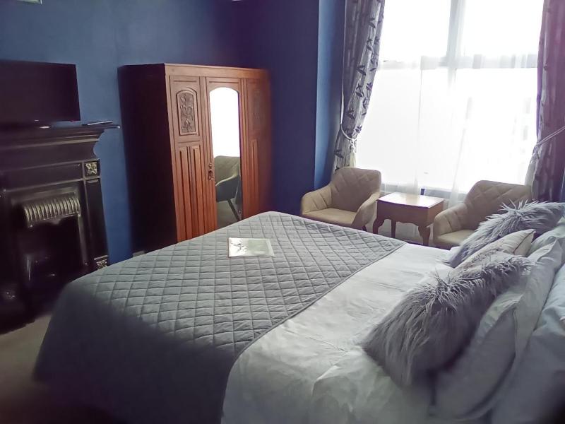 Double Room with Private External Bathroom image 3