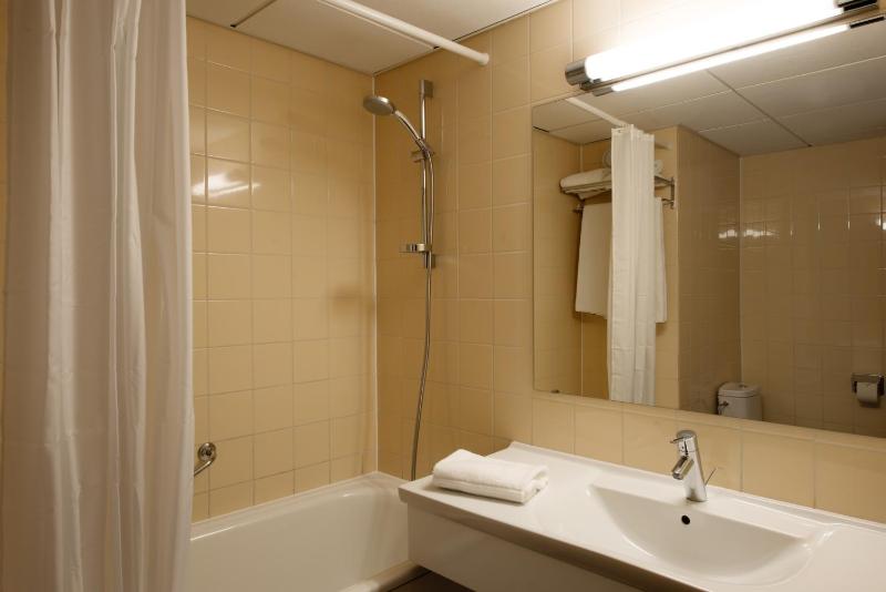 Standard Twin Room image 2