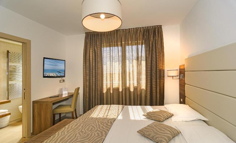 Double Room with Beach Access image 3
