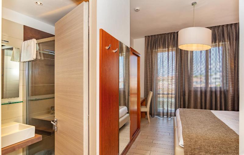 Double or Twin Room with Side Sea View - Beach Access image 4