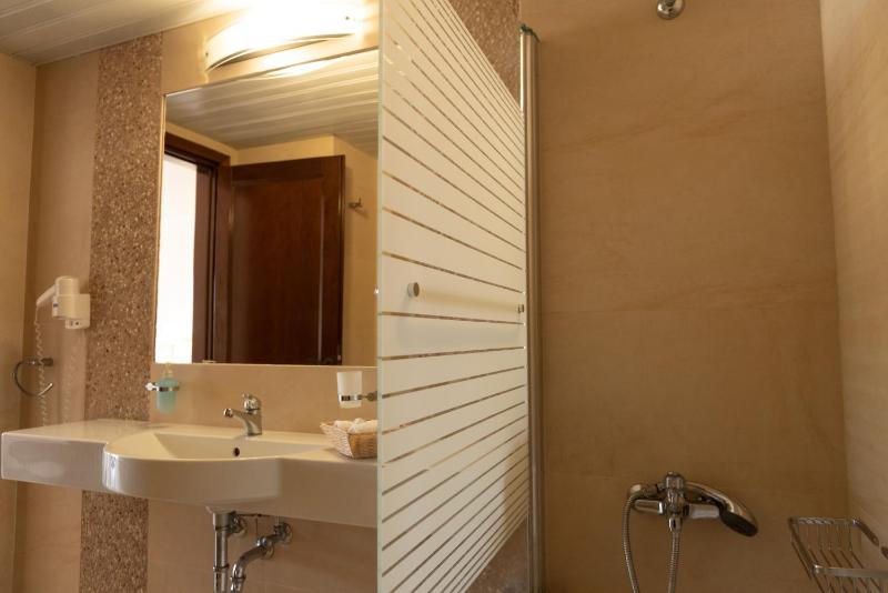 Deluxe Double Room with Sea View image 4