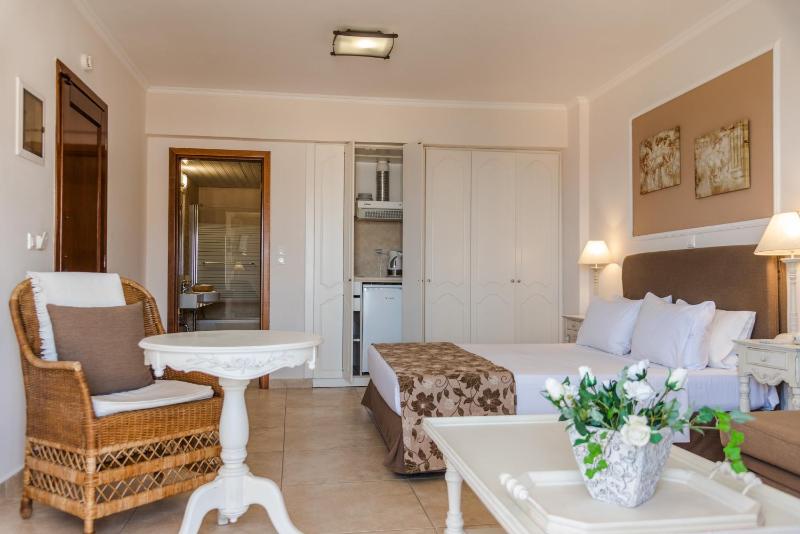 Deluxe Double Room with Sea View image 2