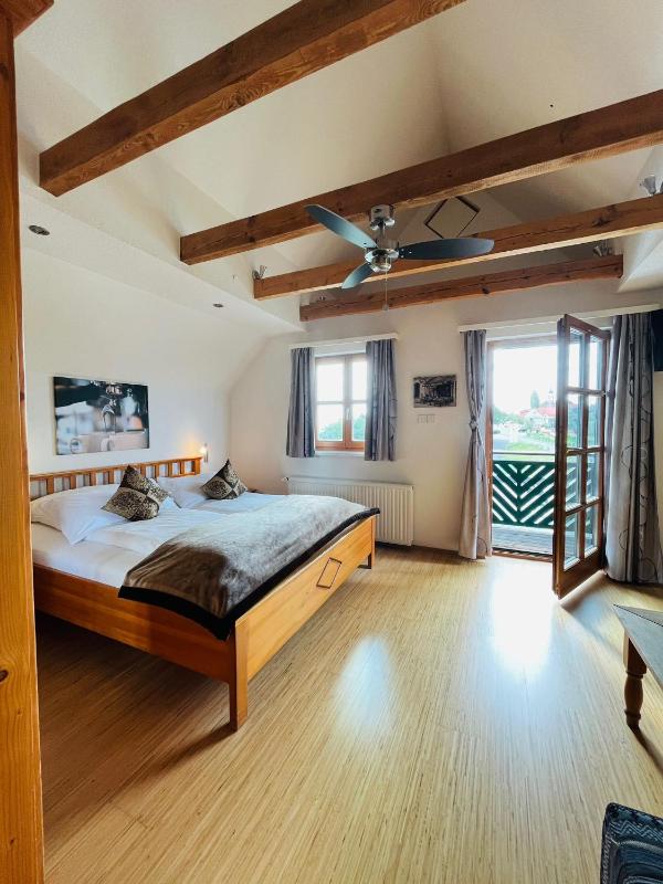Double Room with Balcony image 3